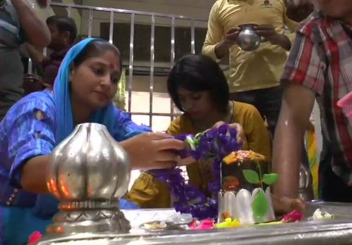 Devotees have gathered in large number to offer prayers at Anandeshwar Shiv Temple of Kanpur on the first Monday of 'sawan' month. (ANI)