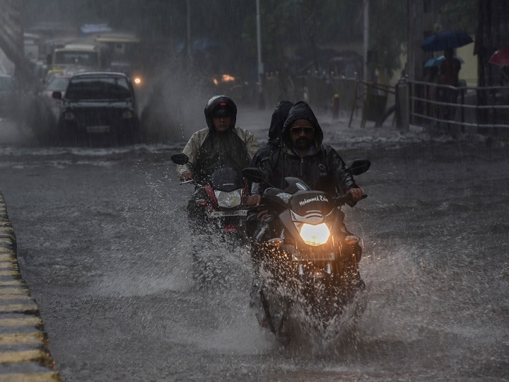 Heavy Rains Lash Mumbai, Waterlogging Causes Sever Traffic Jam Heavy Rains Lash Mumbai, Waterlogging Causes Severe Traffic Jam