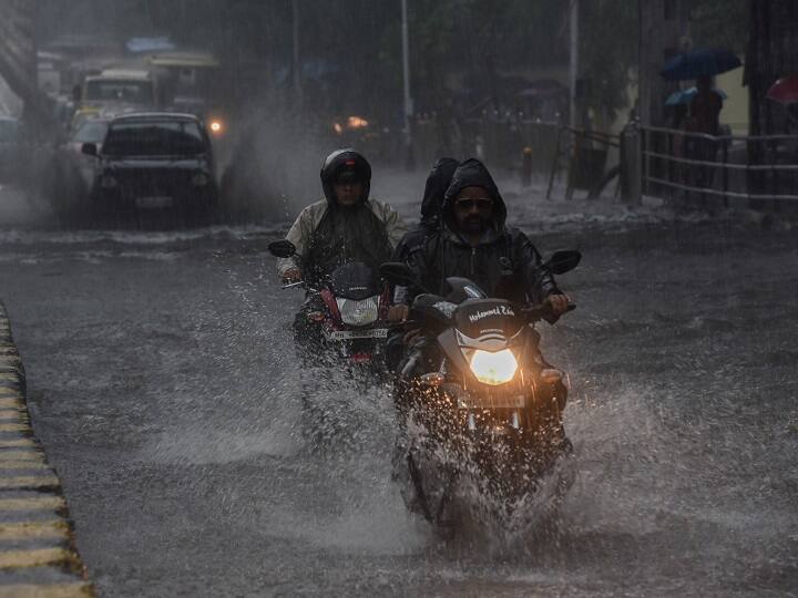 Heavy Rains Lash Mumbai, Waterlogging Causes Severe Traffic Jam Heavy Rains Lash Mumbai, Waterlogging Causes Severe Traffic Jam