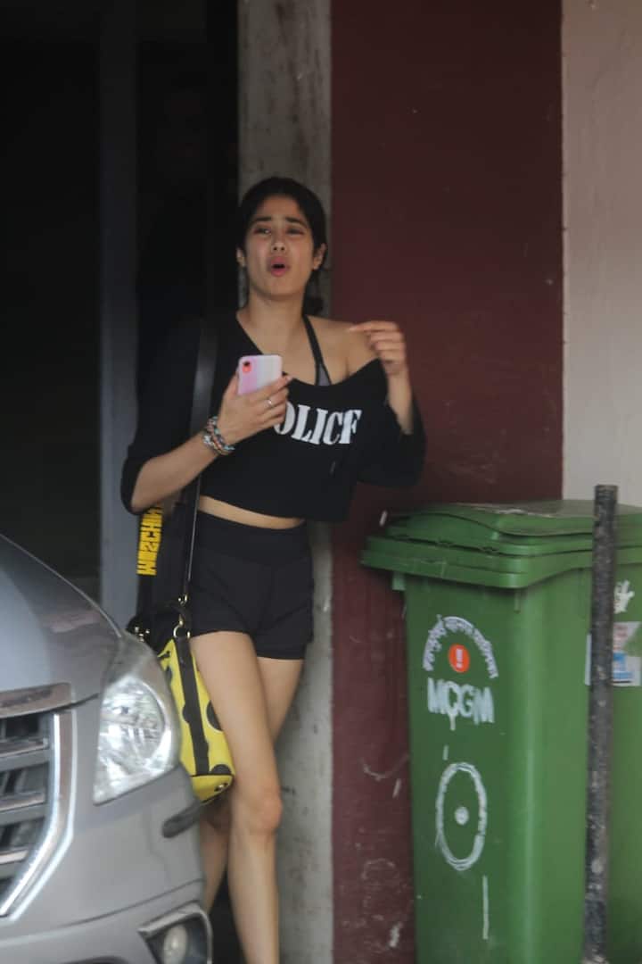 Janhvi on Thursday stepped out in rain to attend the gym but looked worried going by the pictures looking stunning as ever in a all black workout gear