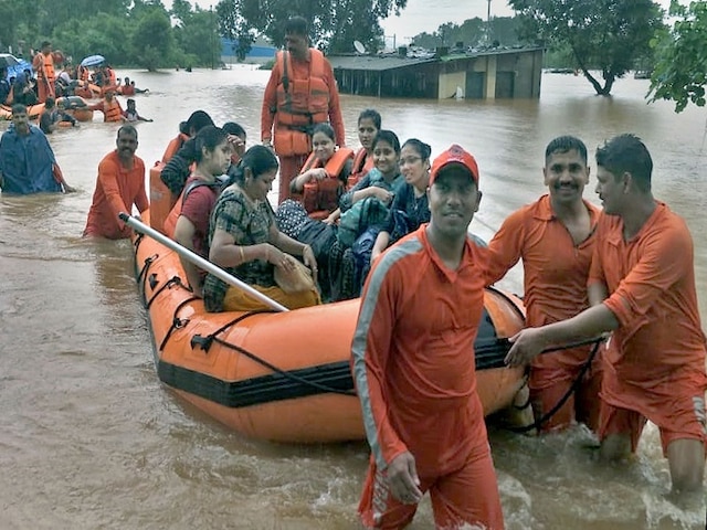 Maharashtra: All 1050 Passengers On Board Stranded Mahalaxmi Express Rescued Maharashtra: Mahalaxmi Express With 700 Passengers Stranded Due To Heavy Rains; NDRF, Navy Deployed For Rescue