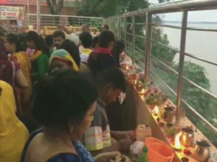 Lord shiva devotees light lamps and offer prayers 