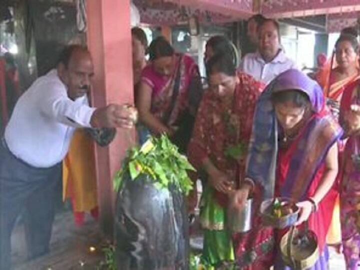 Gorakhpur: Devotees offer prayers at Mahadev Jharkhandi temple on the second Monday of 'sawan' month, today.