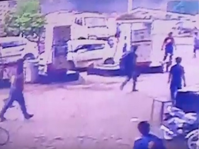 WATCH: 2 DU Students Killed As Birthday Joyride Ends In Disaster; Incident Captured In CCTV 2 Delhi University Students Killed As Birthday Joyride Ends In Disaster; Watch Video