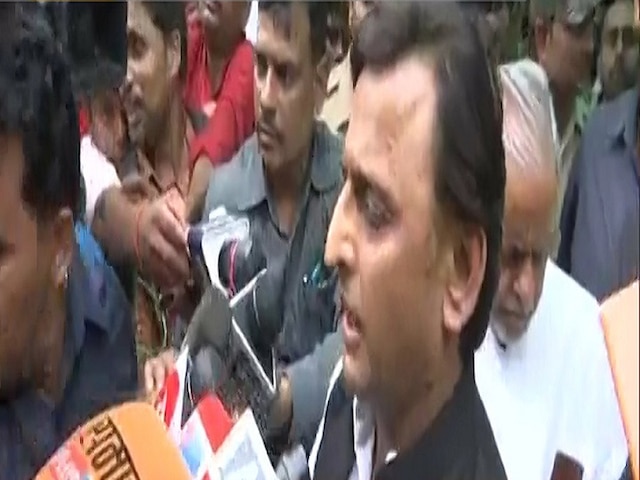 Unnao Rape Victim Battles For Life: Akhilesh Blames Yogi Govt Akhilesh Yadav meets Unnao rape victim in Lucknow hospital blames Yogi Adityanath