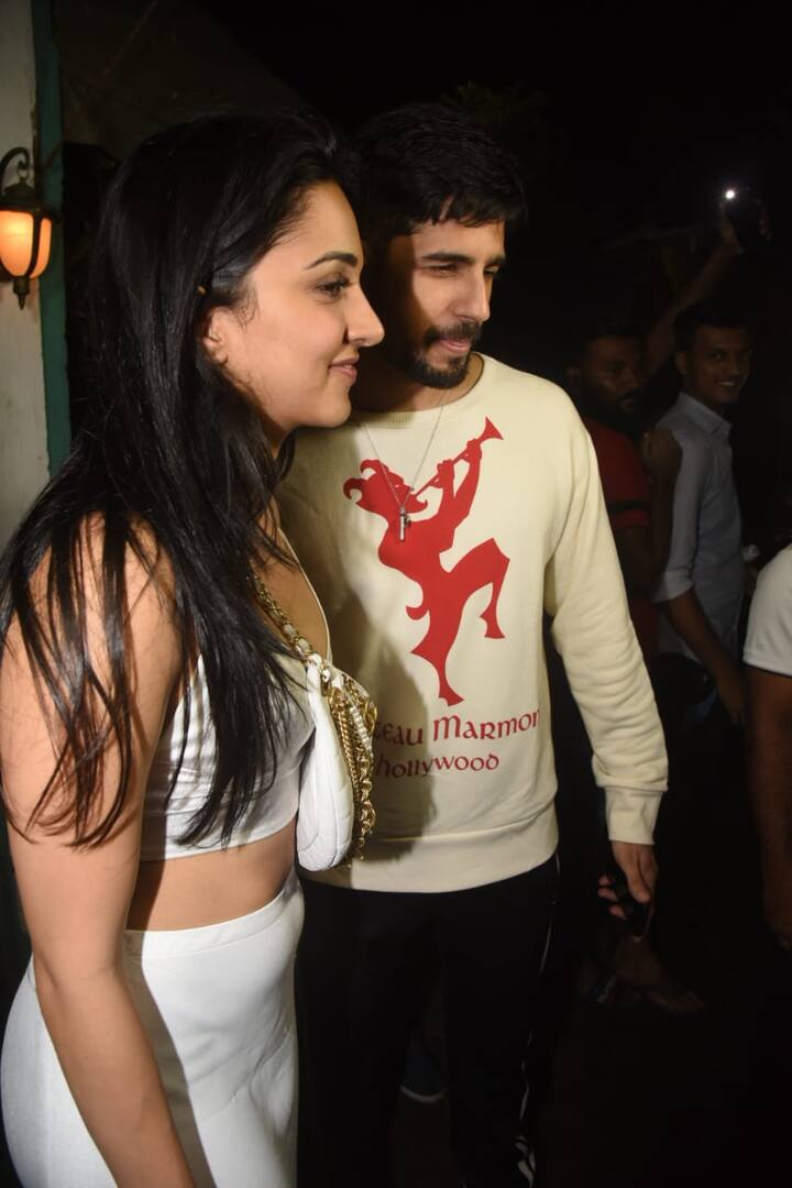  Kiara sent the paparazzi into a tizzy when she stepped out of the venue with Sidharth Malhotra