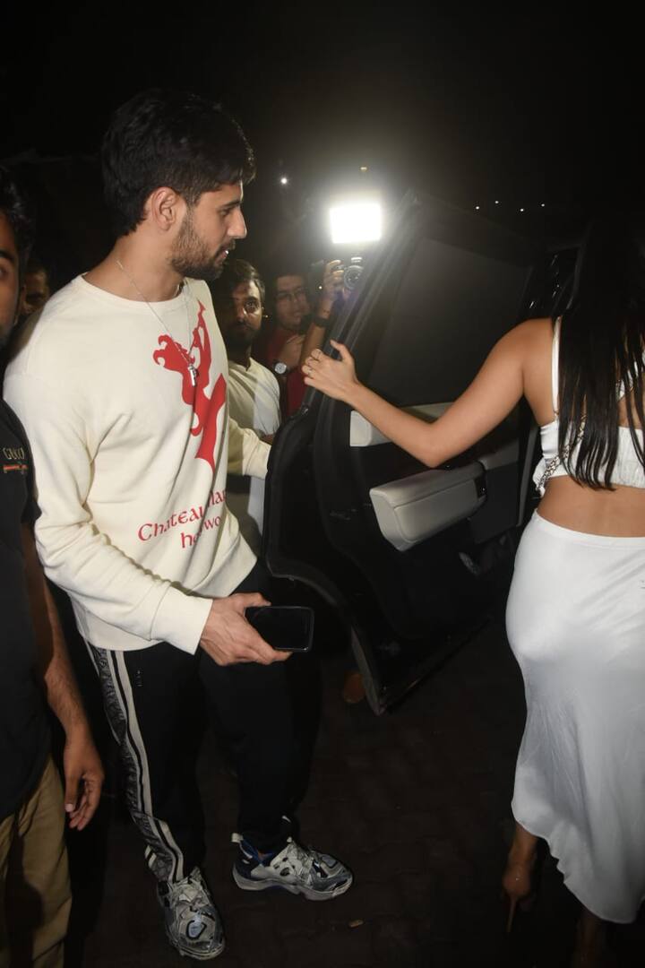The duo didn't shy away from the paparazzi and it was interesting to see Kiara leave the party with Sid in the same car
