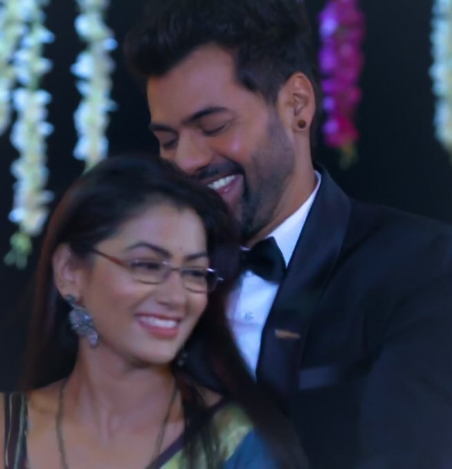 Zee TV’s longest & much-loved show ‘Kumkum Bhagya’ has slipped to at no. 3 position this week. The show starring Sriti Jha and Shabir Ahluwalia was at 2nd spot last week.