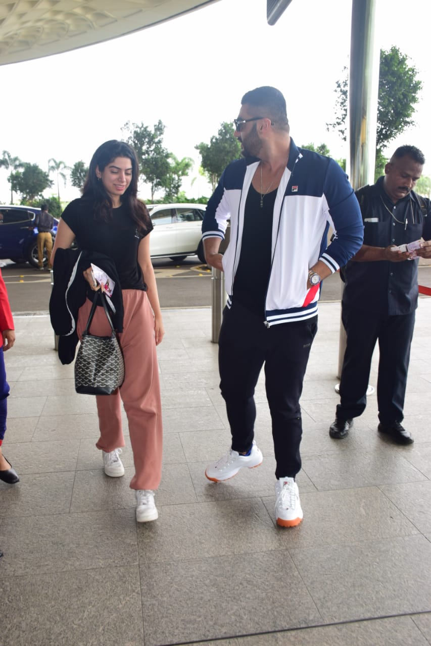 Arjun Kapoor Waits For Half Sister Khushi Kapoor To Enter Airport Together, Duo Flies Off With Uncle Sanjay Kapoor & Cousin Mohit Marwah! Pics-VIDEO Inside!