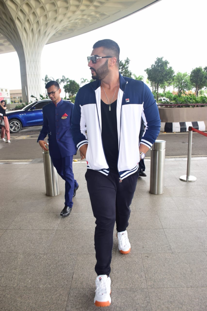 Arjun Kapoor Waits For Half Sister Khushi Kapoor To Enter Airport Together, Duo Flies Off With Uncle Sanjay Kapoor & Cousin Mohit Marwah! Pics-VIDEO Inside!