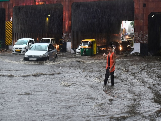 Heavy Rains Lash Delhi-NCR, Traffic Snarls At Many Places Delhi heavy rains waterlogging monsoon traffic jam