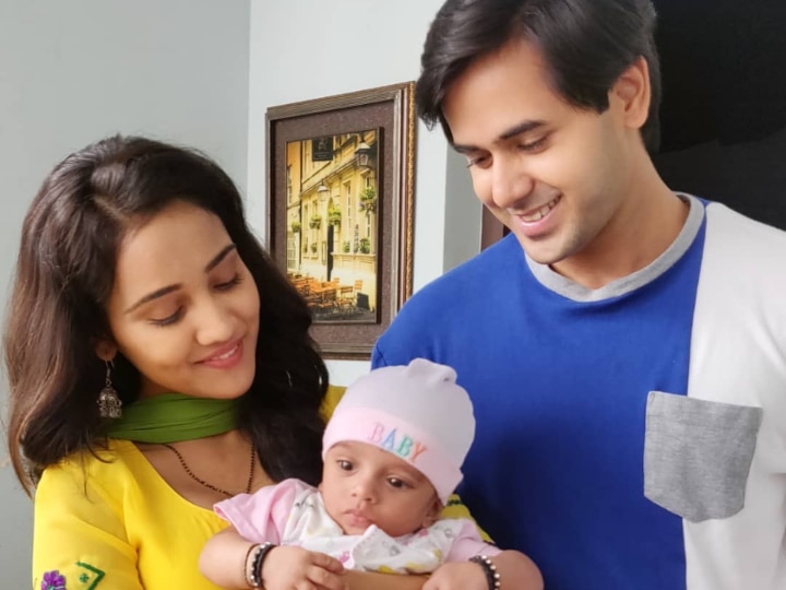 Yeh Un Dinon Ki Baat Hai LEAD Actors Randeep Rai & Ashi Singh Pose With A Baby (See PIC) PIC: Yeh Un Dinon Ki Baat Hai Actors Randeep Rai & Ashi Singh Posing With A Baby Is The CUTEST Thing You Will See Today