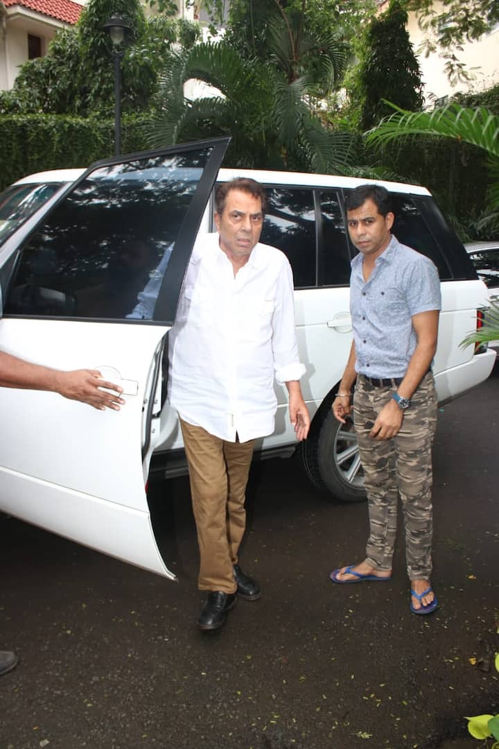 Veteran actor Dharmendra too visited the Roshans to pay his last respect
