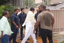 PHOTOS: Big B, Son Abhishek Bachchan, Dharmendra At Hrithik Roshan\'s Grandfather J Om Prakash\'s Funeral!