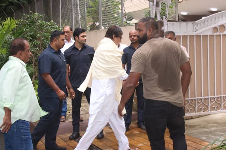 Megastar Ambitabh Bachchan and son Abhishek were one of the firsts to arrive at the late filmmaker's residence to pay their last respects