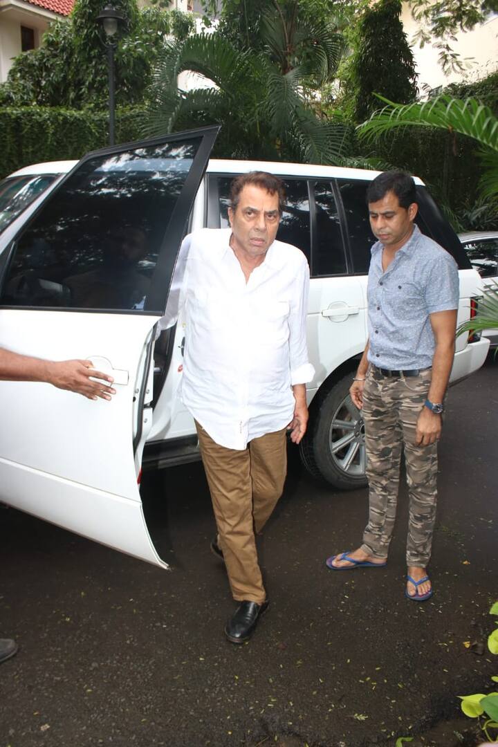 Recently Hrithik had shares endearing pictures of himself with Nana on his Twitter handle.