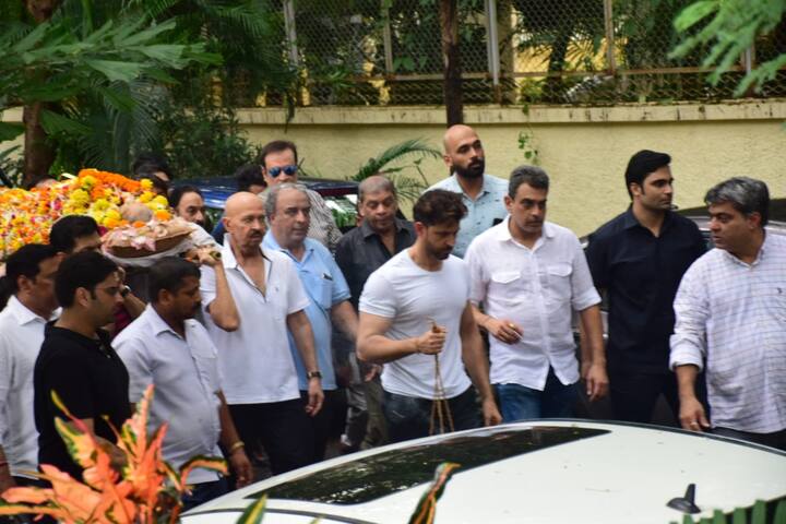 Actor Hrithik Roshan was extremely close to his grand pa, recently he had even shared an endearing pictures of himself with his nana on his Twitter handle.