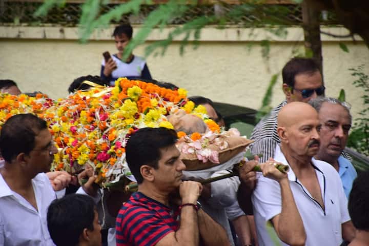 Here's a close up pic of the veteran filmmaker's mortal remains 