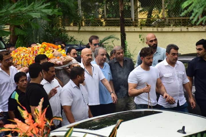 The Roshan family- Hrithik, father Rakesh, uncle Rajesh and other members performed the last rites of veteran filmmaker and Hrithik's maternal grandfather, J. Om Prakash, who breathed his last at his residence here on Wednesday morning