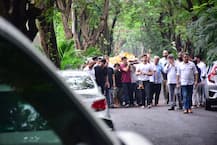 Hrithik Roshan, Dad Rakesh Roshan & Other Family Members Perform Last Rites Of J.Om Prakash; See Pics
