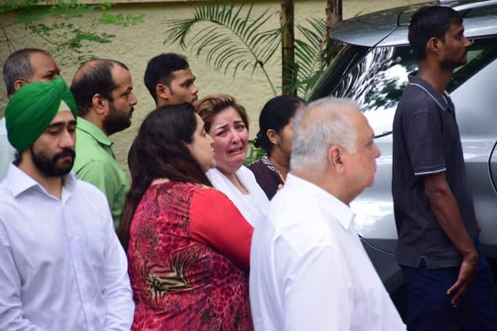 Sunaina Roshan burst into tears at her maternal grandfather's funeral 