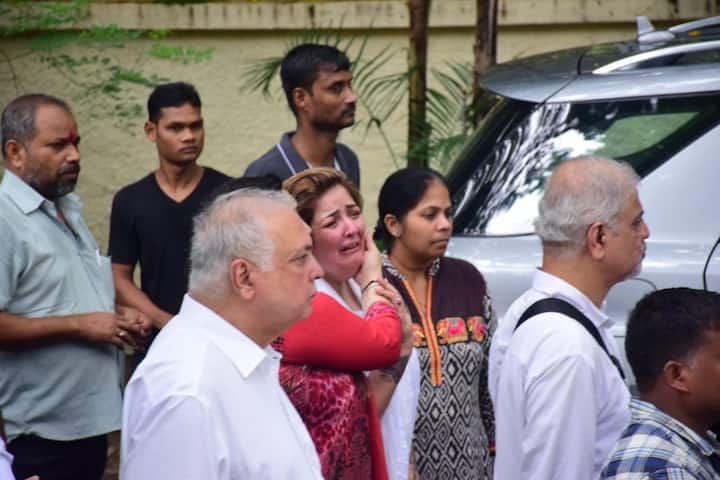Hrithik's sister Sunaina Rohan was inconsolable bidding final good bye to her maternal grandfather 