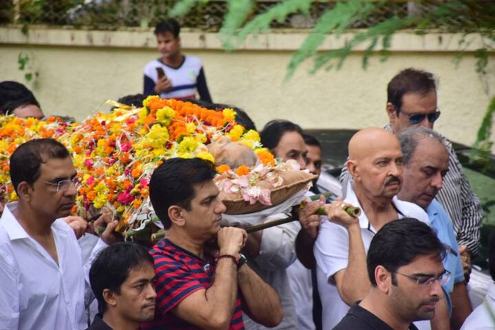Hrithik's father Rakesh Roshan was seen carrying the mortal remains of his late father-in-law 
