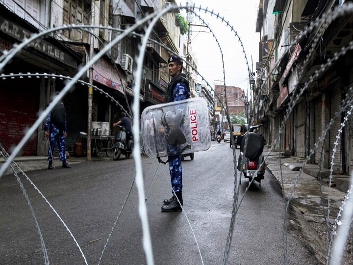 Amid Tight Vigil, People In Kashmir Offer Friday Prayers As Restrictions Eased Amid Tight Vigil, People In Kashmir Offer Friday Prayers As Restrictions Eased