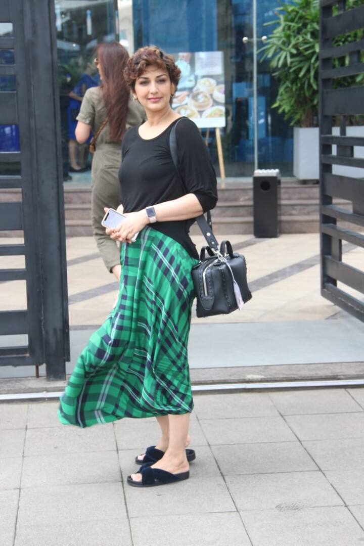 Sonali Bendre posed happily for the shutterbugs and she flaunted million dollar smile. 