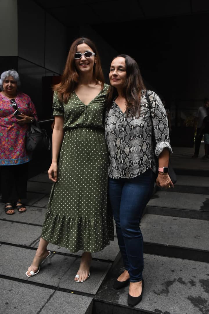 Bollywood actress Alia Bhatt was spotted on a lunch date with her mother Soni Razdan on Sunday afternoon (August 11) in Mumbai. 