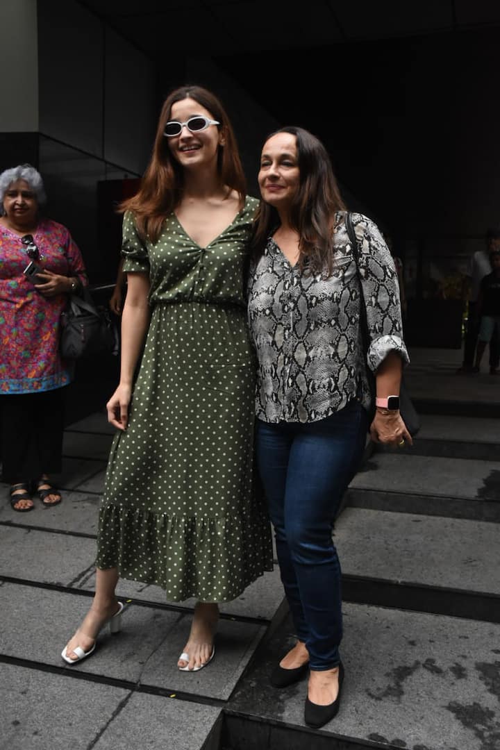 Alia Bhatt and Soni Razdan posed happily for the shutterbugs.