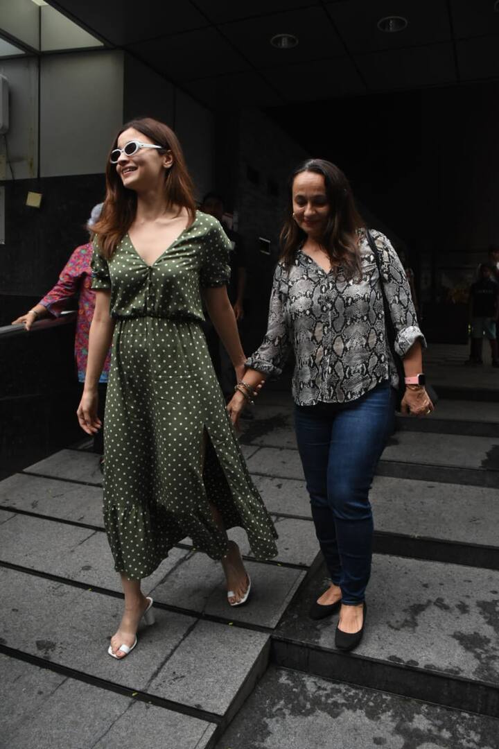 The star kid, who was last seen in ‘Kalank’, looked pretty in a green and white polka dot dress.