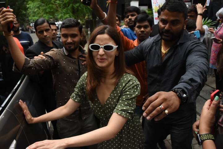 We believe the fans wanted a selfie with their favourite actress Alia Bhatt. The picture speaks for itself, isn’t it?