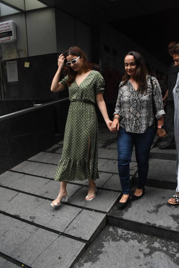 The tinsel town diva completed her look with sunglasses.