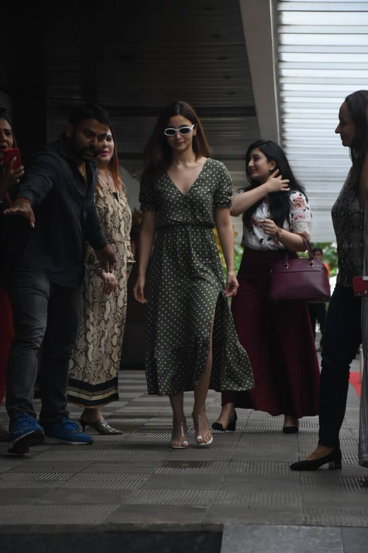 Alia recently wrapped up the shooting of her upcoming film ‘Sadak 2’ in Ooty. Her sister Shaheen Bhatt and mother Soni Razdan visited her in the city.