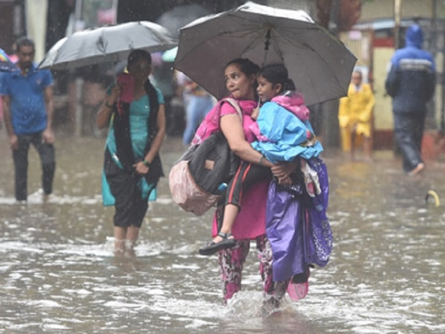 Mumbai Rains: Red Alert Ahead Of Extremely Heavy Downpour Prediction; Schools, Colleges Shut Mumbai Rains: IMD Issues Red Alert Ahead of Extremely Heavy Downpur Prediction; Schools, Colleges Shut