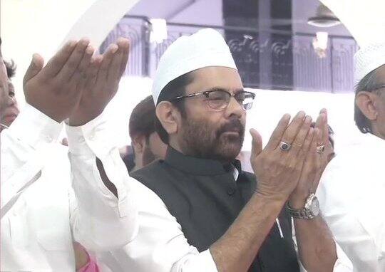 Union Minister Mukhtar Abbas Naqvi offers namaz at Panja Sharif Dargah at Kashmere Gate, Delhi on Eid/ ANI image 