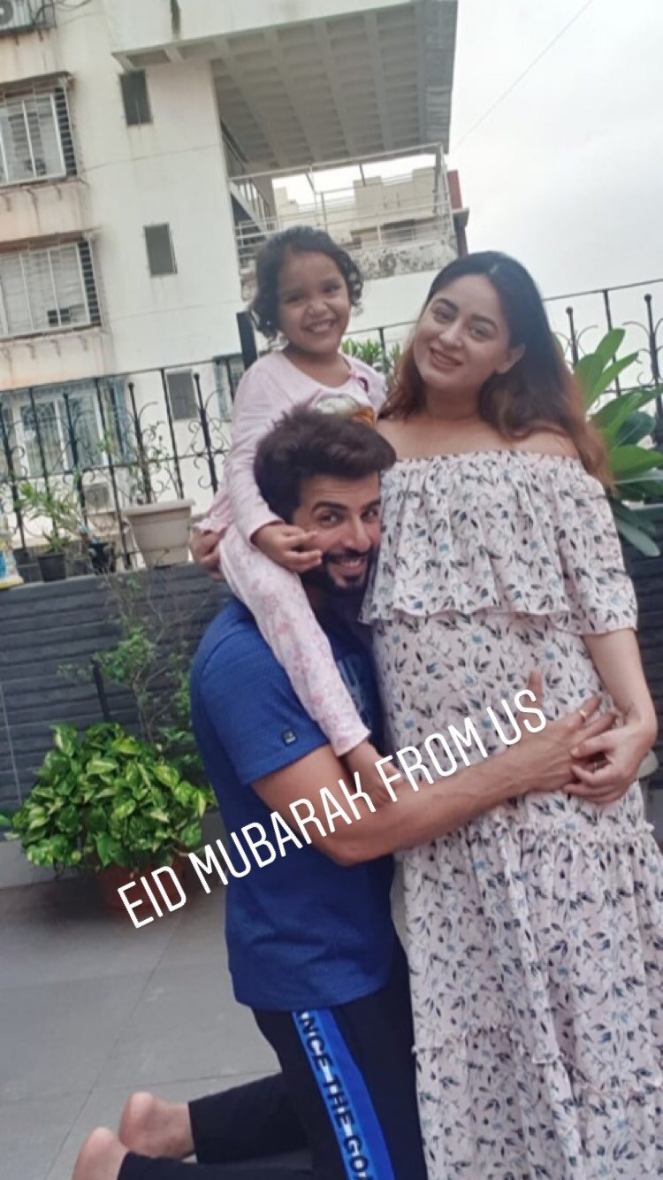 Pregnant Mahhi Vij Wishes Fans Eid Mubarak, Shares PIC Flaunting Her Baby Bump