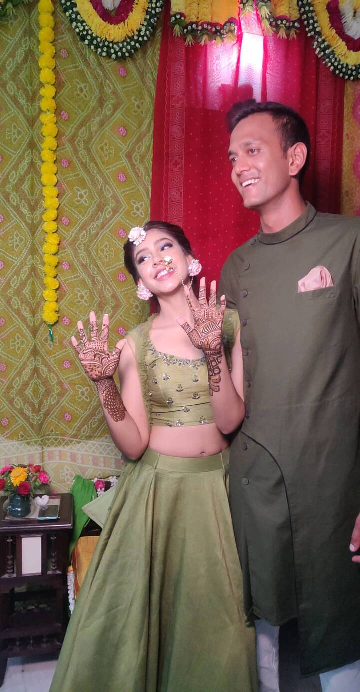 Niti Taylor was beaming with joy at her mehendi ceremony before her engagement. She posed with fiancé Parikshit Bawa and looked super happy.