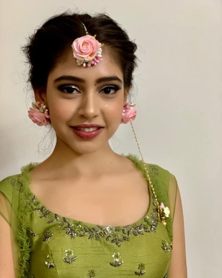 Niti looked beautiful as ever in her green outfit and floral mang tika.