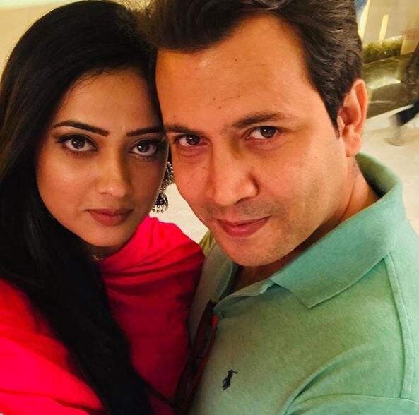 TV Actress Shweta Tiwari Finally Poses For A Happy Picture, Days After the Filing FIR Against Husband Abhinav Kohli!