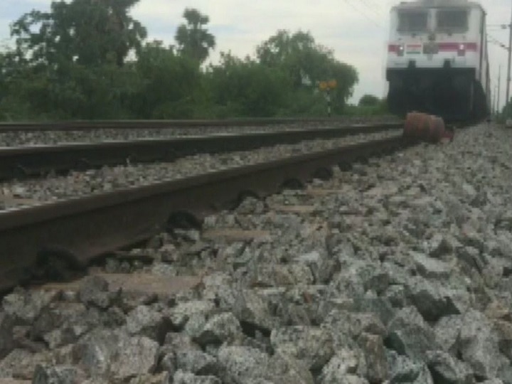 Andhra Man Puts LPG Cylinder On Railway Track To Make Viral Video For Social Media; Watch Bizarre! Andhra Man Puts LPG Cylinder On Railway Track To Make Viral Video For Social Media; Watch