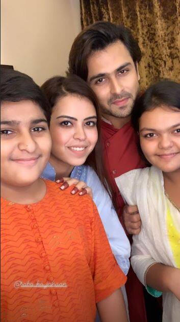 Shoaib posing with his siblings