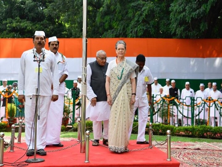 Independence Day 2019: Sonia Gandhi Unfurls Tricolour At Congress HQ; Urges India To Rise Against Intolerance I-Day 2019: Sonia Gandhi Unfurls Tricolour At Congress HQ; Urges India To Rise Against Intolerance