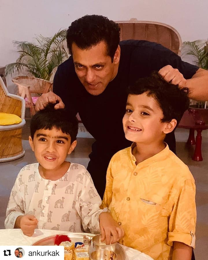 Salman posed adorably with the kids of the family Kabir and Jawahar. Bina's cute caption reads -