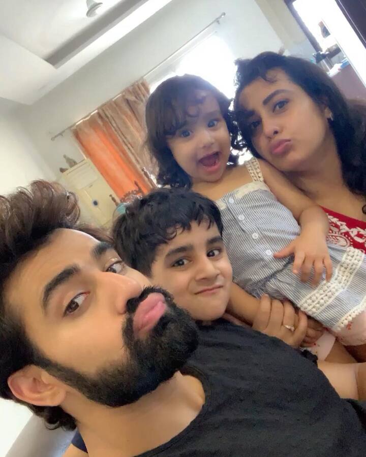 The ‘Naagin 3’ actor even got goofy while clicking the picture.
