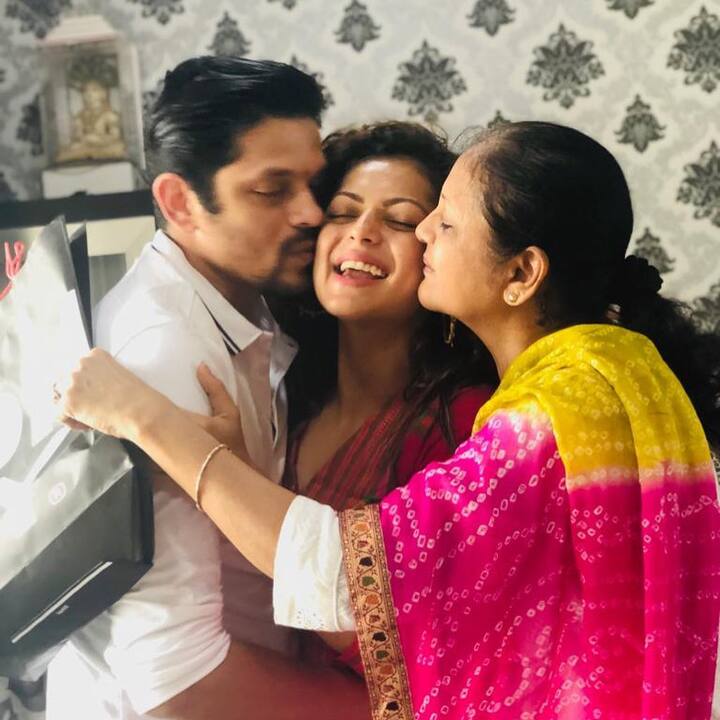 The ‘Madhubala-Ek Ishq Ek Junoon’ actress also shared a photo in which her brother and mother can be seen kissing her.