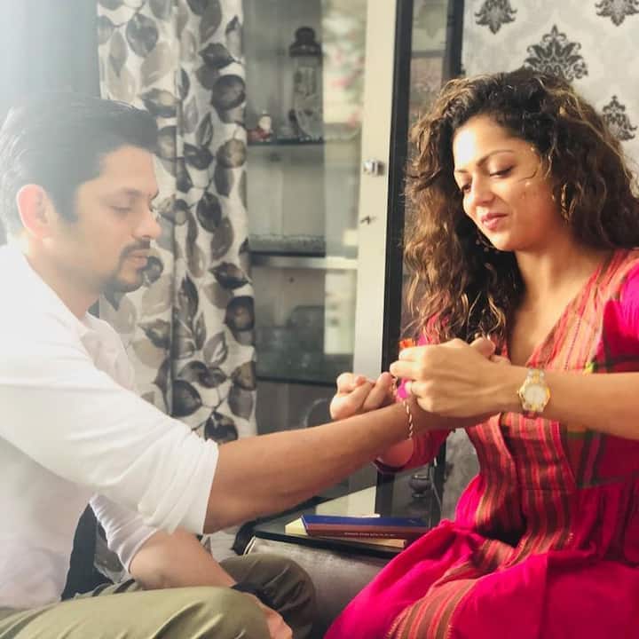 Drashti, who was last seen in ‘Silsila Badalte Rishton Ka’, can be seen tying a rakhi on her brother’s wrist.