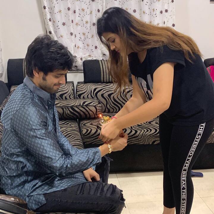 The ‘Kaisi Yeh Yaariaan’ actor shared several pictures with his sisters on social media.