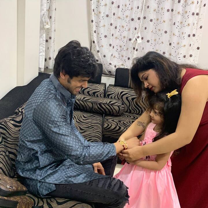 Parth Samthaan’s Raksha Bandhan photos with his sisters and niece have made the fans go aww and we definitely know why. (All PICS Credit- Instagram)
